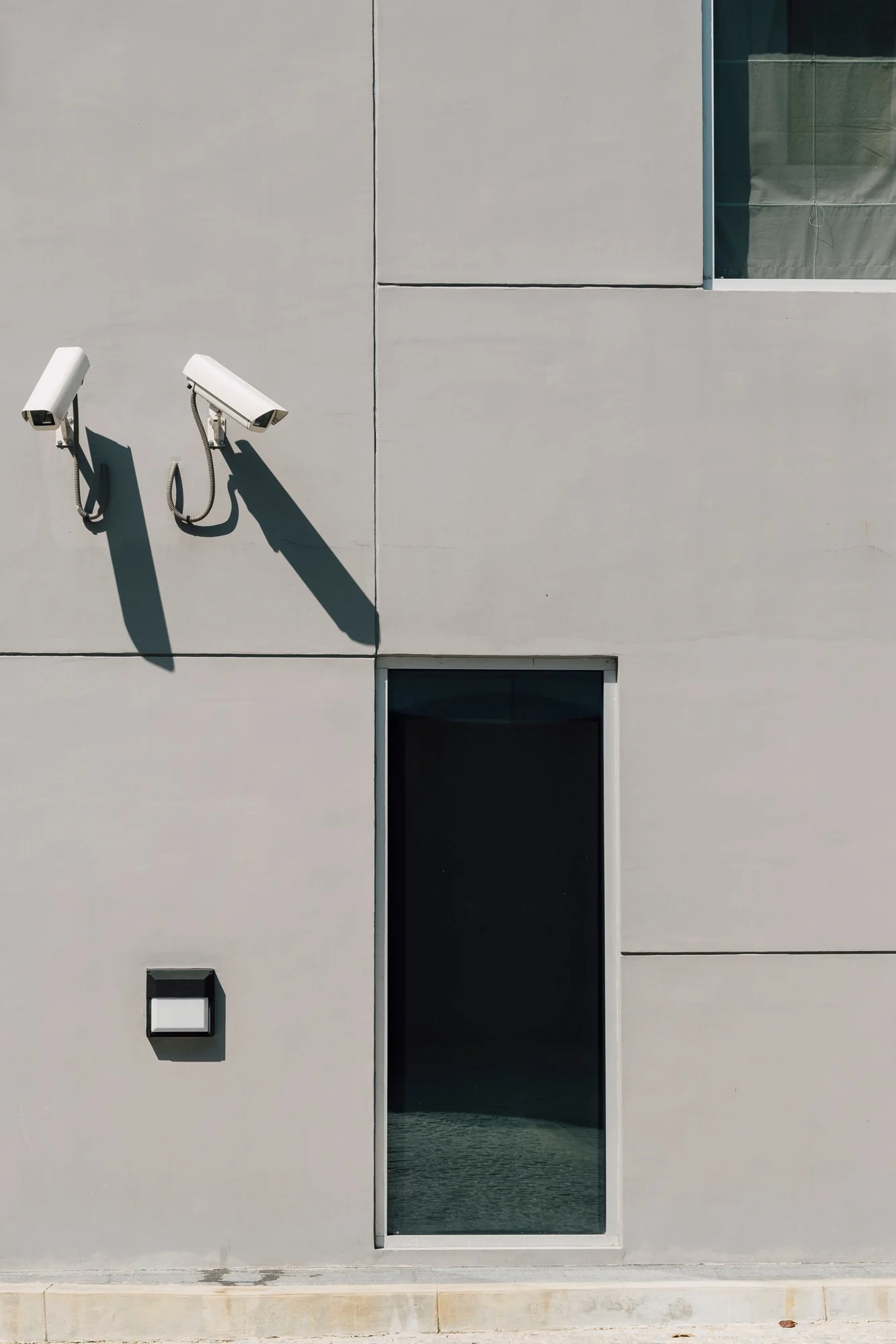 Sepasang kamera CCTV terpasang di dinding